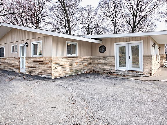 3rd image of 6853 Woodland Ct
