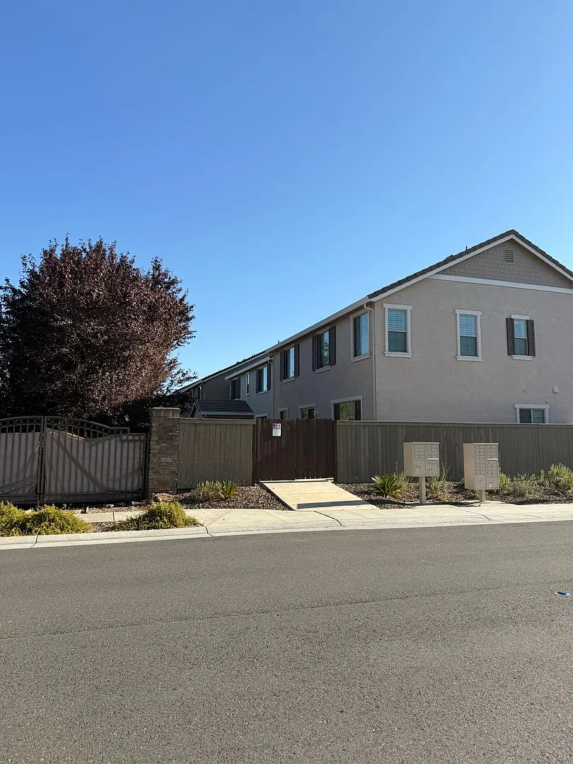 Stunning 4-Bedroom Lincoln Home with Upstairs Loft! — Photo 3