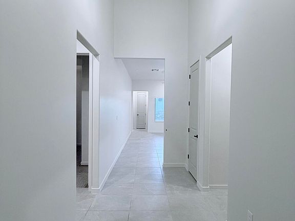 2nd image of 805 Fairford Pl