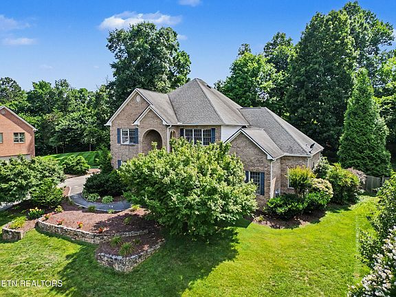 3rd image of 607 Valley Hill Ln