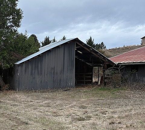 Outbuilding next to barn