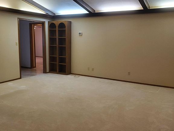 4th image of 690 Lilac Dr