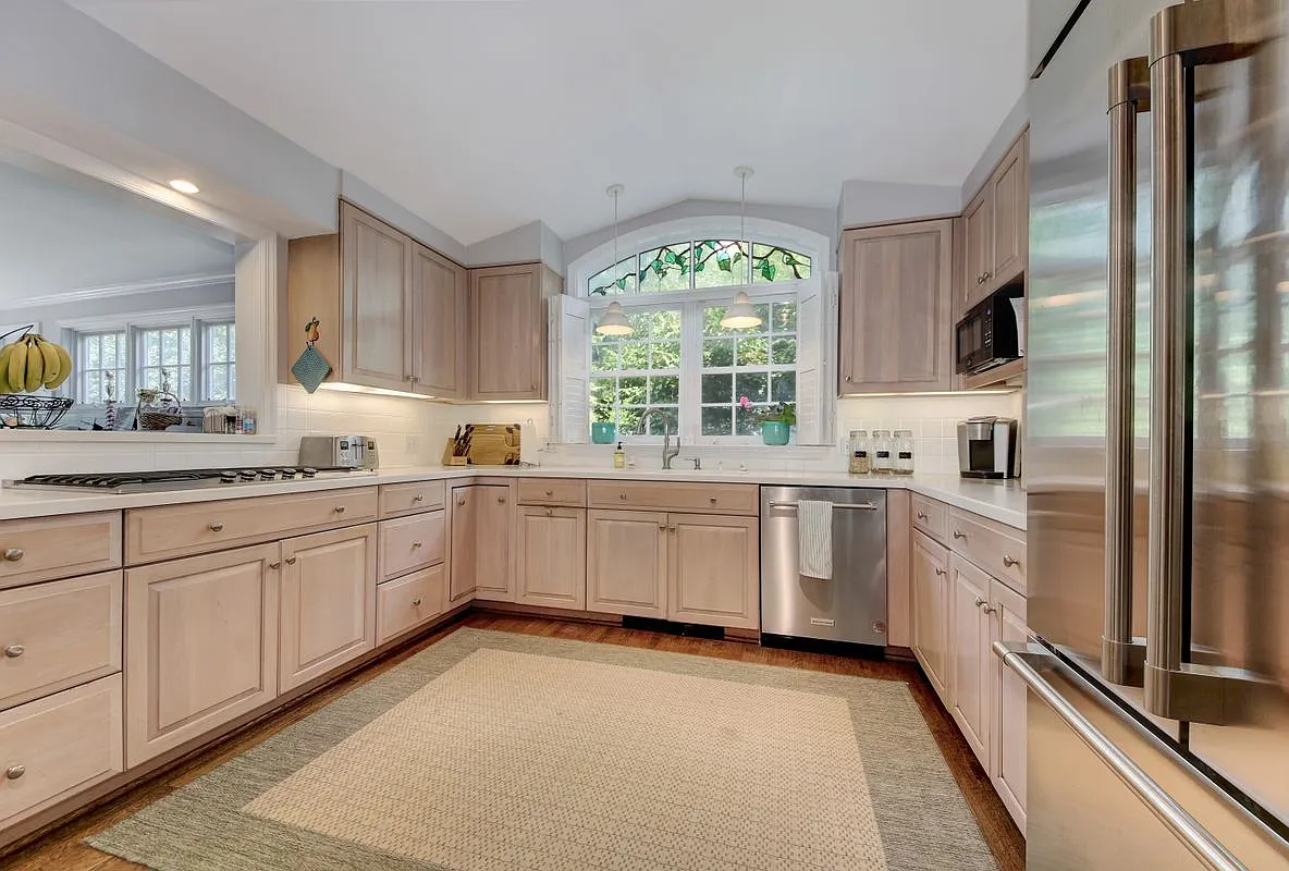 7 bed, 7.0 bath, 8500 sqft, $8,850 — Photo 3