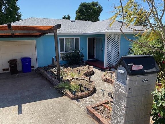 3rd image of 927 Saint Andrews Dr