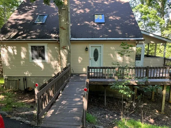 106 Clifton Dr, Bushkill, PA 18324