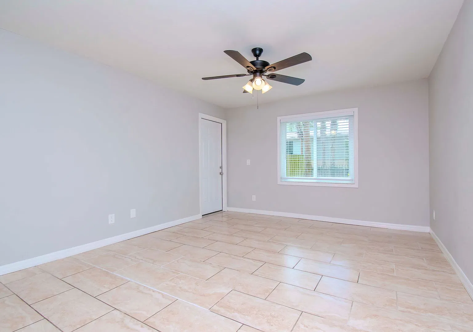 2/2 Condo Downstairs in Heart of Brandon @ The Hamptons of Brandon — Photo 1