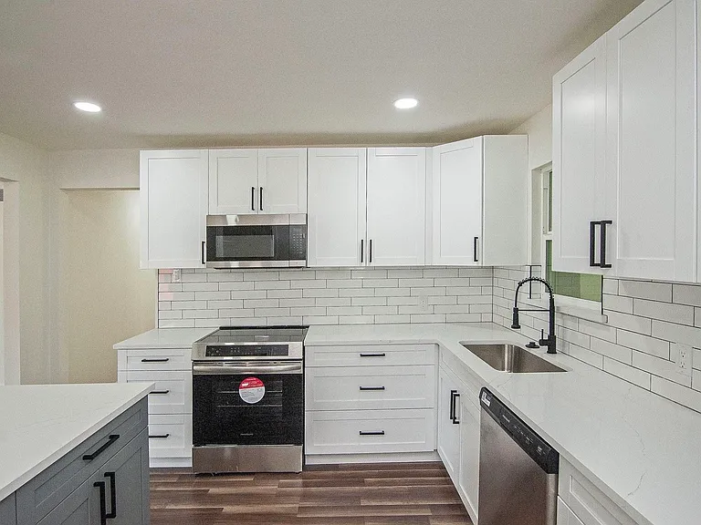 2608 Lockhart Ave — Photo 3