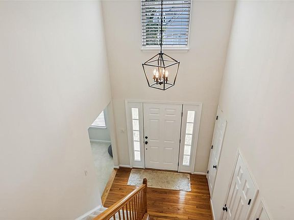 4th image of 318 Oakcrest Manor Dr NE