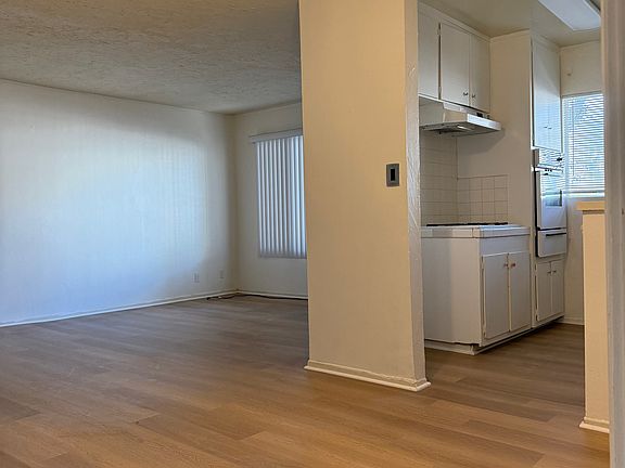 4th image of 934 N Genesee Ave APT 1