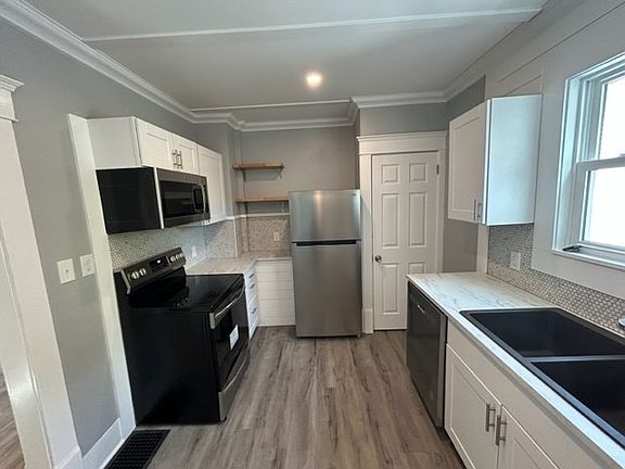 3rd image of 605 Evergreen St
