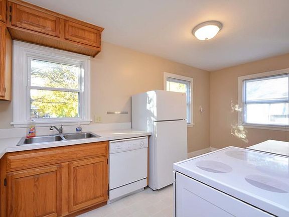 3rd image of 250 Arion St E