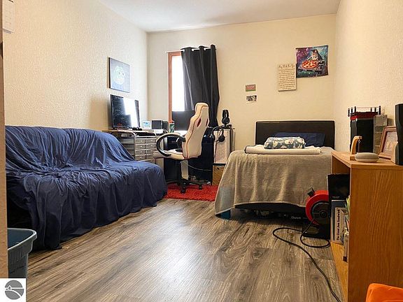 5th image of 2043 Woods Ln