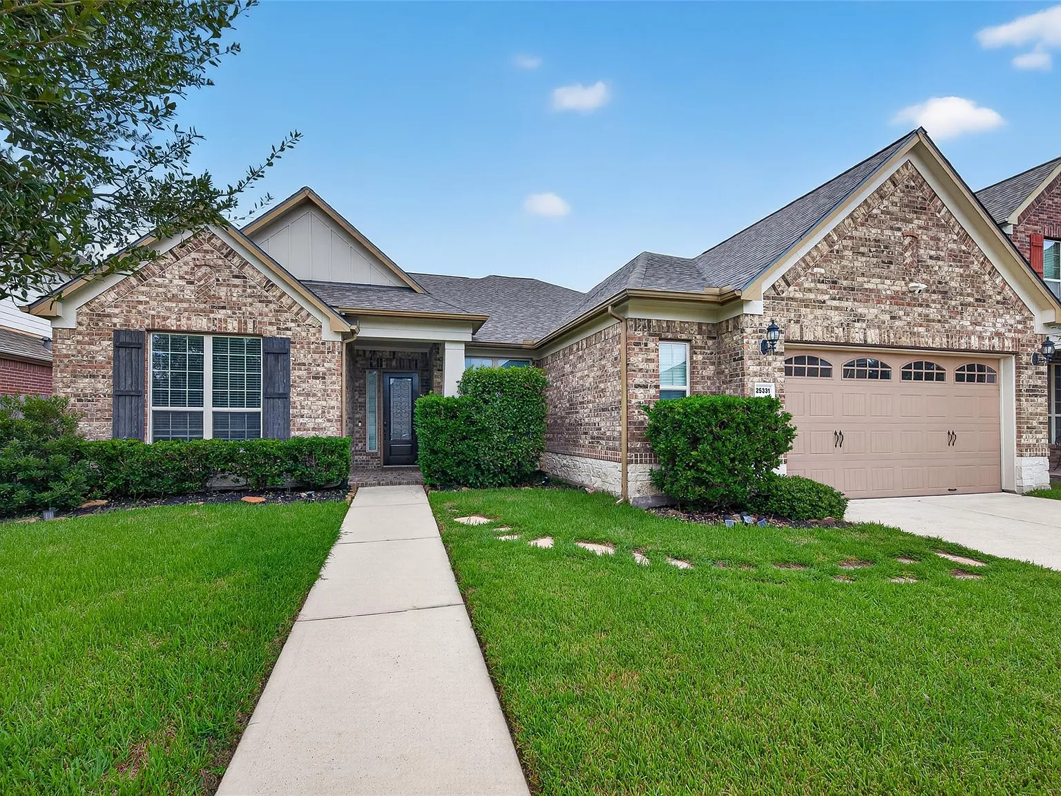 4 bed, 2.5 bath, 2827 sqft, $2,950 — Photo 2