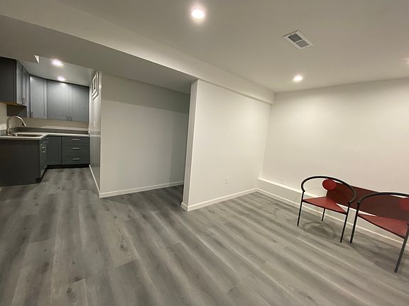 3rd image of 462 Arch St
