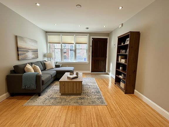 5th image of 319 S Juniper St #A