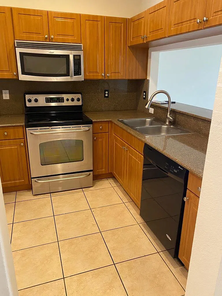 2 bed, 2.5 bath, 1056 sqft, $2,400 — Photo 2
