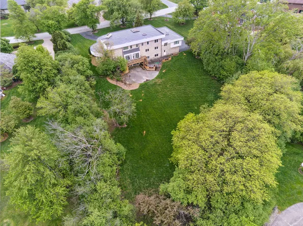604 Mallard Ln, Oak Brook, IL 60523