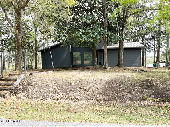 8608 Acorn Dr, Gautier, MS 39553
