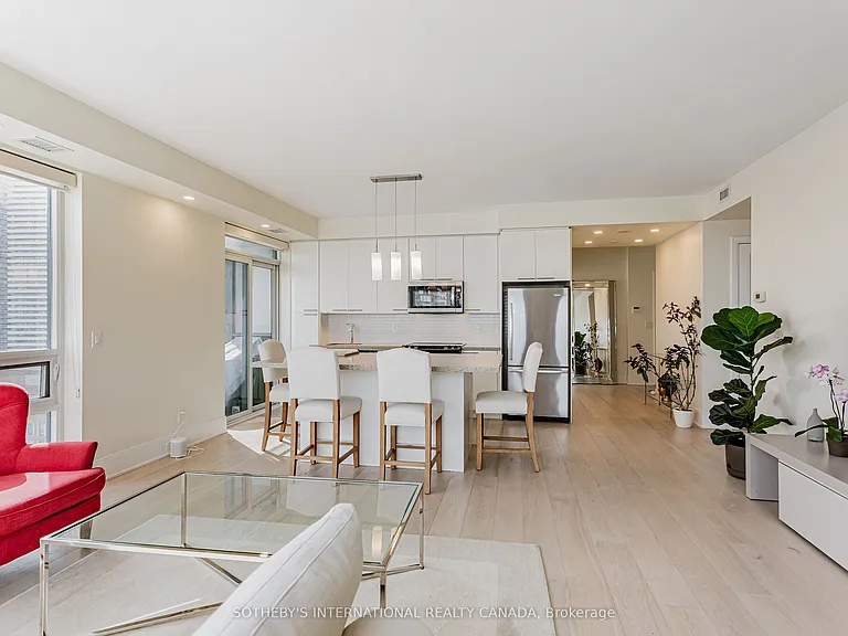 70 Roehampton Ave #2014 — Photo 10