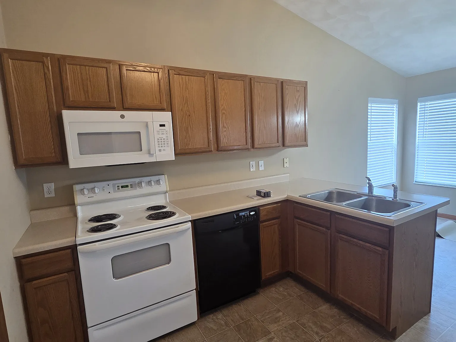 3 bed, $2,100 — Photo 3