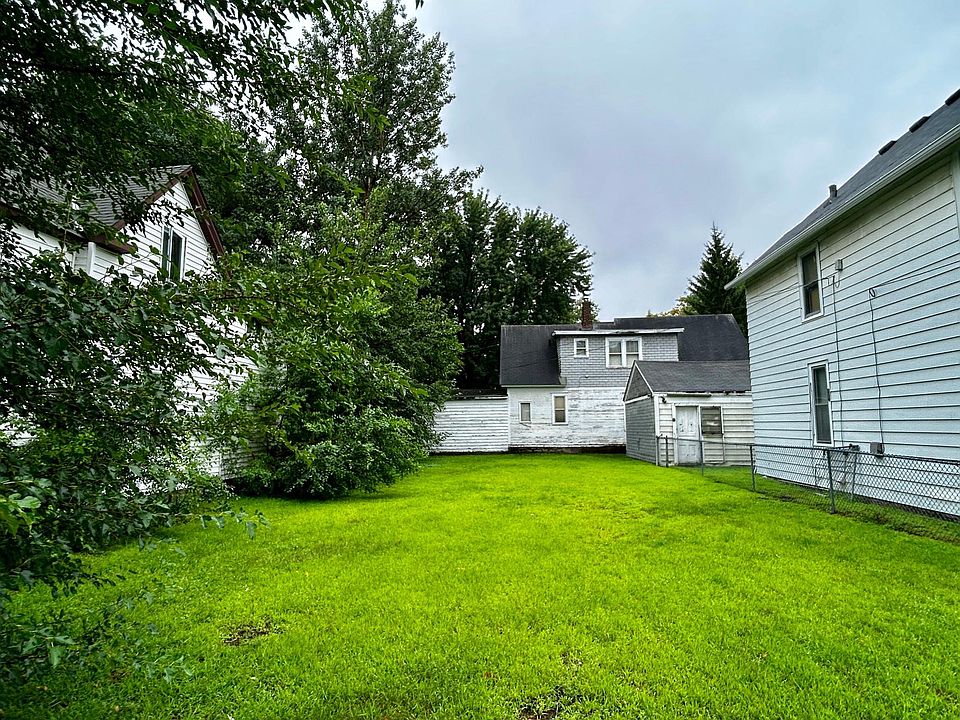 2nd image of 1004 20th Ave NE