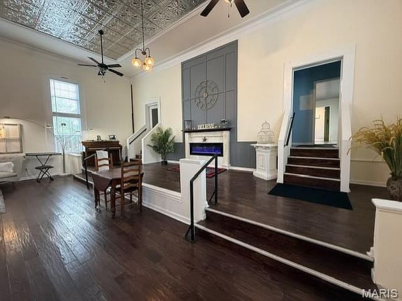 4th image of 211 W 2nd St