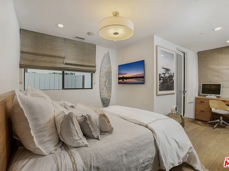 2105 E Balboa Blvd — Photo 42