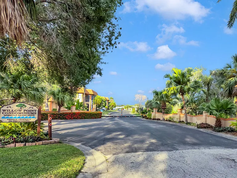 10192 Seminole Island Dr — Photo 31