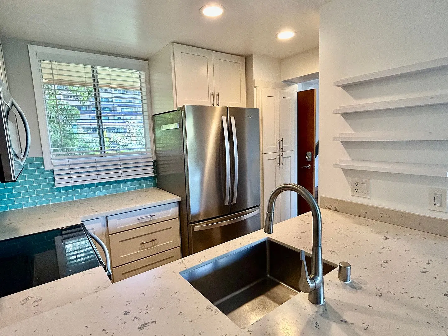 Pohakea Point 2 Bdrm., 2 bath, 1 parking - Ocean views — Photo 3