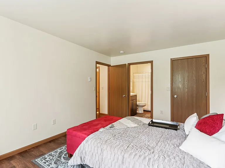 Woodfield Heights Apartments — Photo 13
