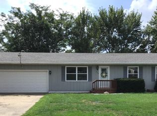 906 W 17th St, Vinton, IA 52349