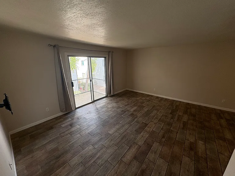 740 W Elm St #243 — Photo 4