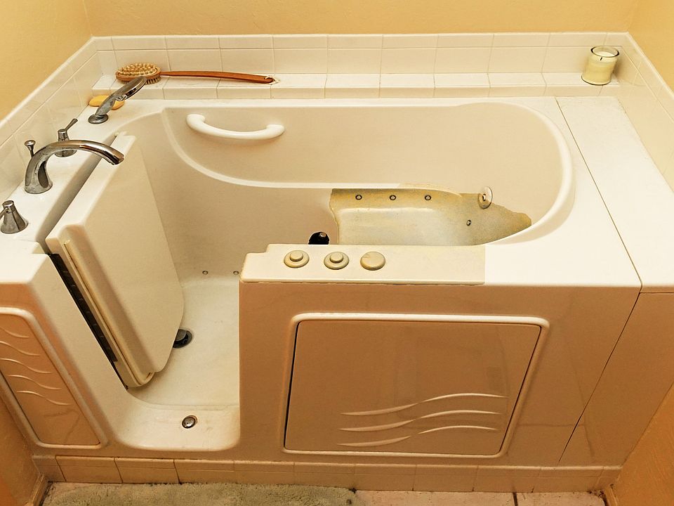 Walk-in Spa Tub in 2ond bath