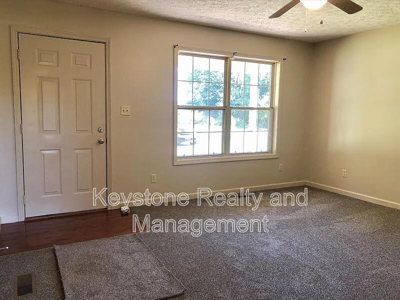 2 bed, 1.5 bath, 1000 sqft, $995 — Photo 2