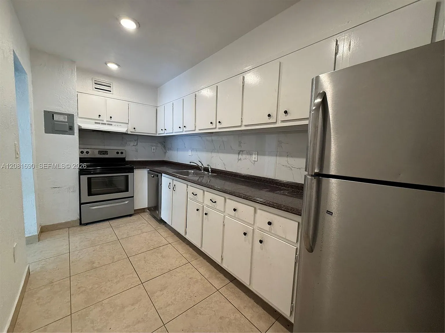 Venetian Palms Condo — Photo 4