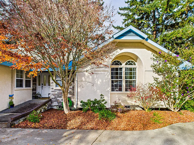 +Single family ranch
+4 beds, 3 baths
+2000 square feet