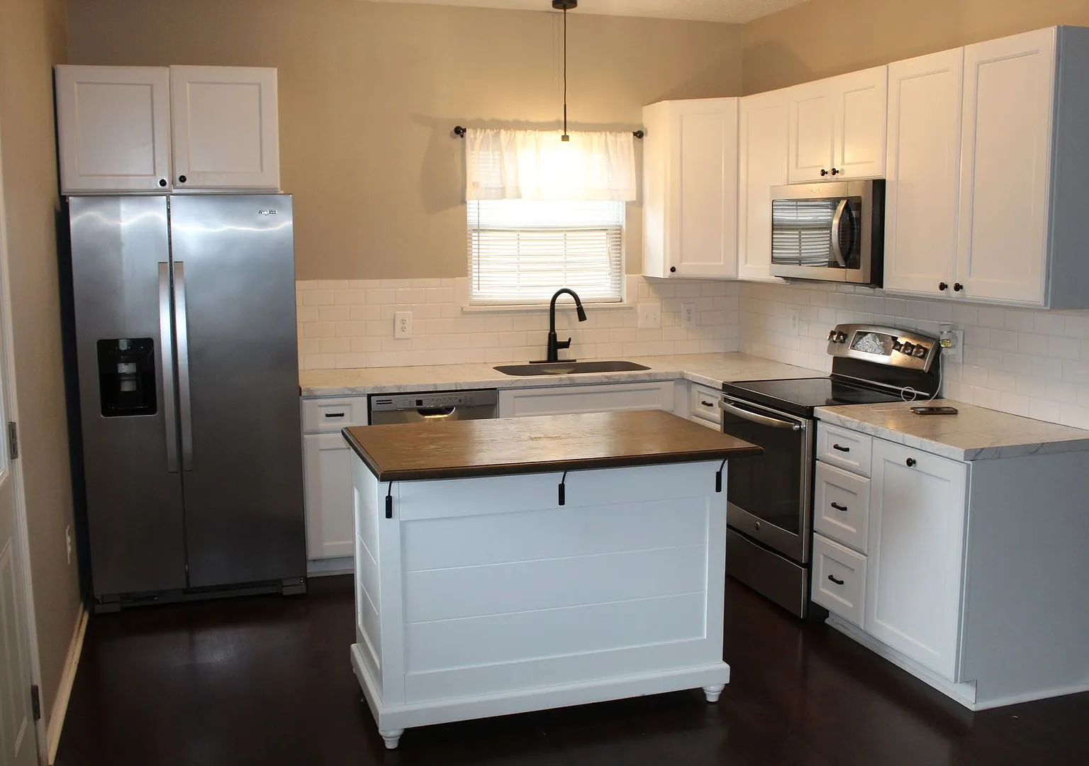 Spacious 3 Bedroom w/fenced yard in Avon! — Photo 2