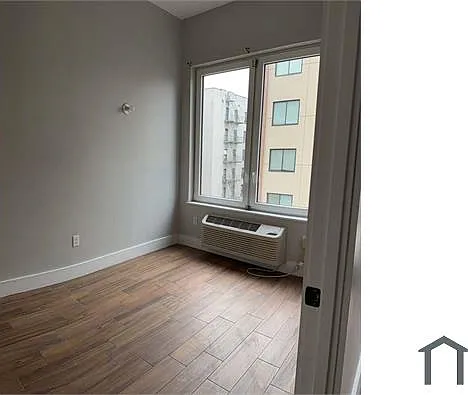 1000 Woodycrest Ave — Photo 1