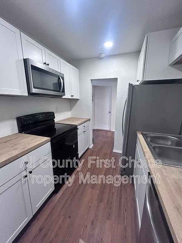 3 bed, 1.0 bath, 1100 sqft, $2,500 — Photo 4