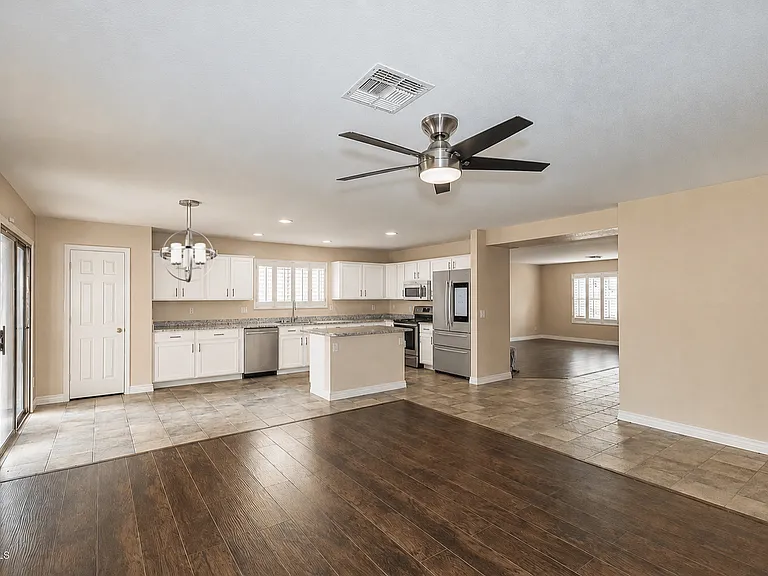465 W Midland Ln — Photo 7