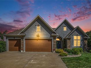 8000 Clearwater Dr, Parkville, MO 64152