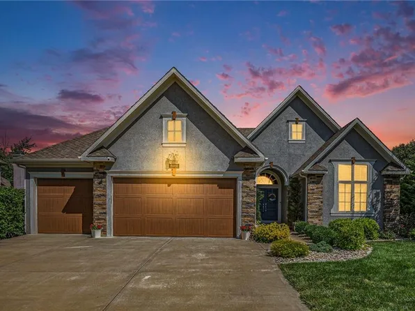 8000 Clearwater Dr, Parkville, MO 64152