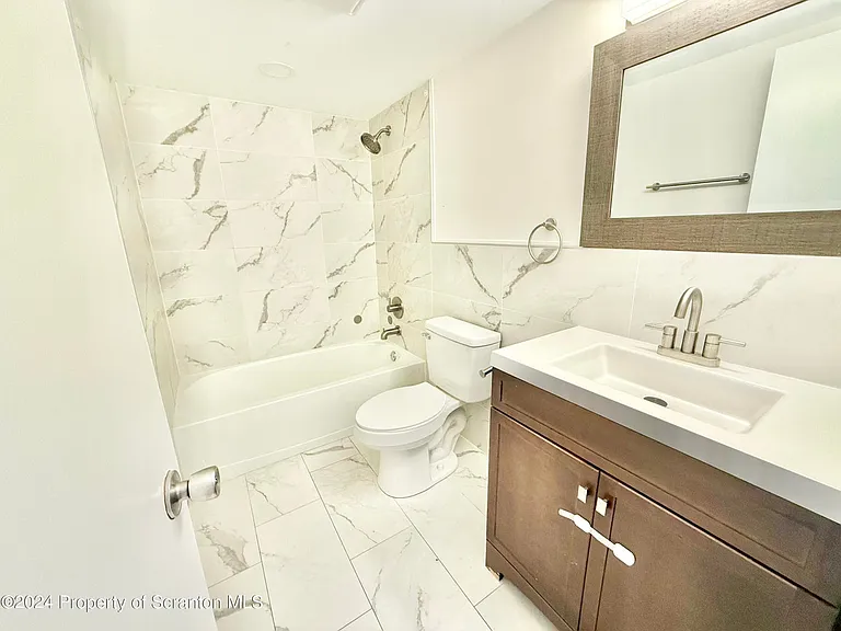 Parkway Manor — Photo 9