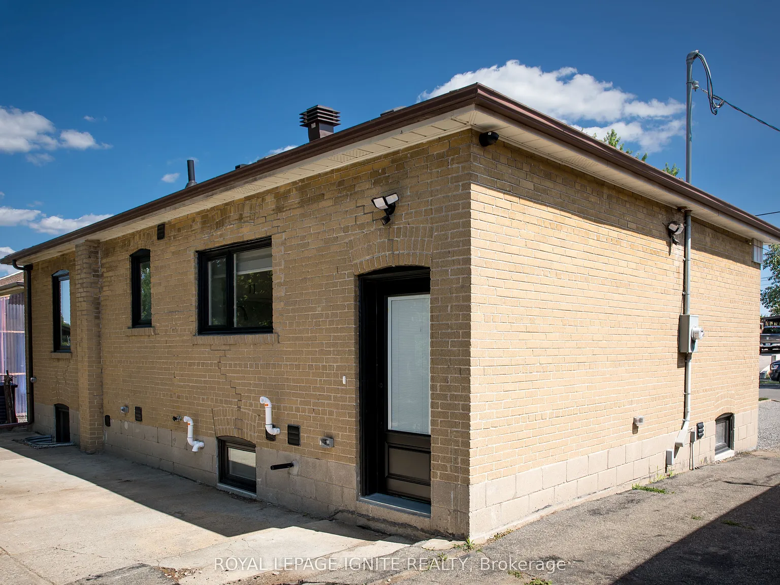 3 bed, $2,950 — Photo 2