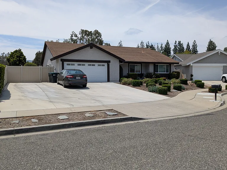 1146 Hudson Ct — Photo 4