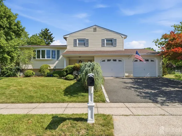 10 Tyroler Ct, Edison, NJ 08820