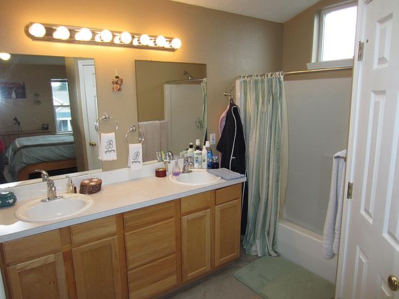 Double sinks and tub in master