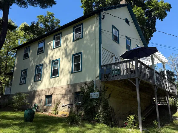 30 Waring Dr, Delaware Water Gap, PA 18327