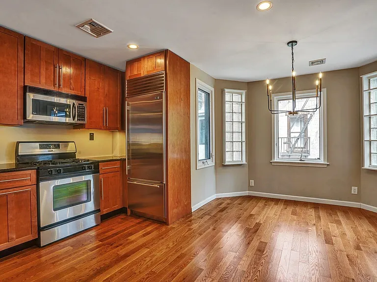 531 Court St — Photo 7