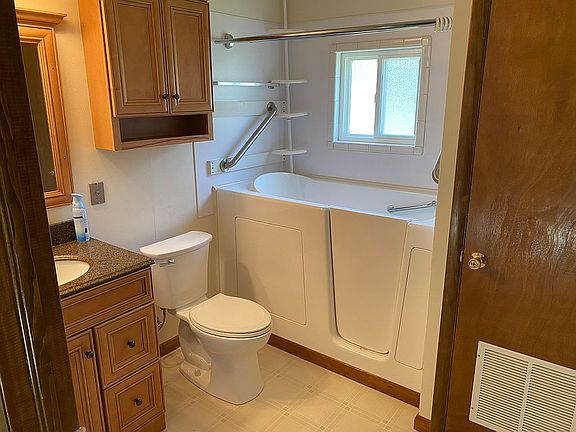 3rd image of 415 NE 3rd St